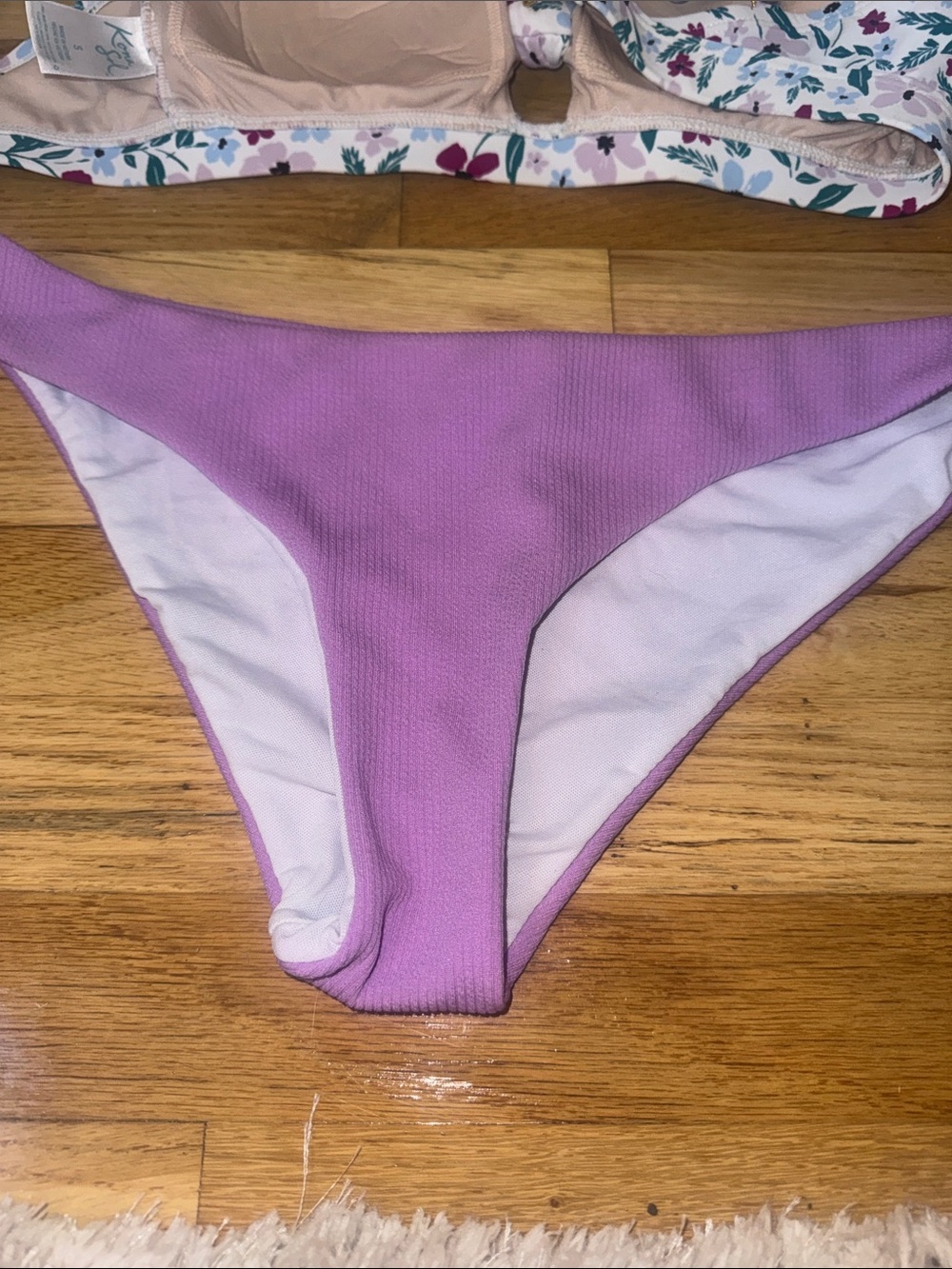 Bikini - Picture 3 of 3